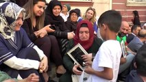 Oturma eylemi yapan Diyarbakır annelerine 7 yaşındaki Memati'den destek