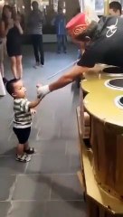 Un vendeur de glaces s’amuse à rendre dingue un enfant