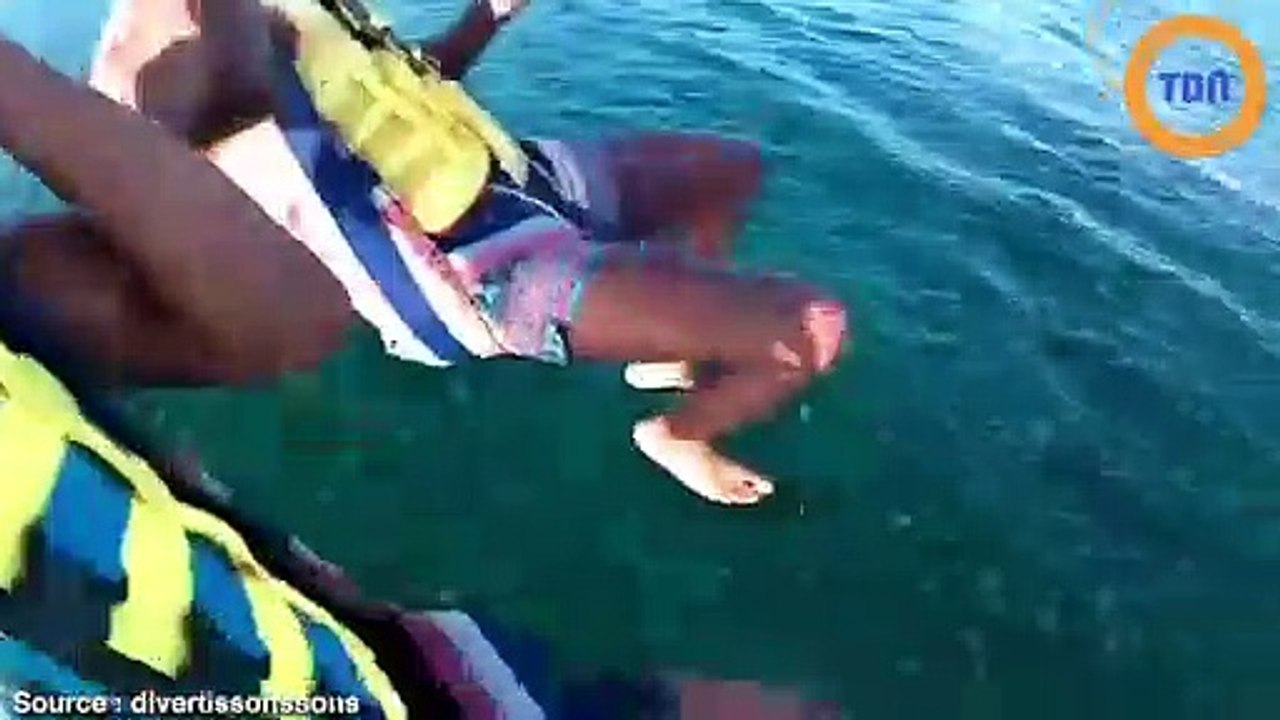 Aïe ! Ils atterrissent de leur parachute ascensionnel dans la mer... remplie de méduses !