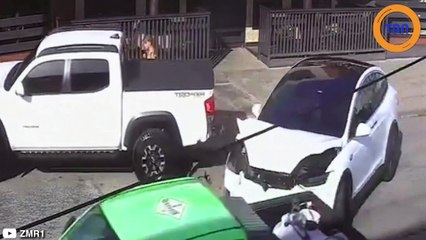 Cette Tesla devient incontrôlable et manque d'écraser un piéton !