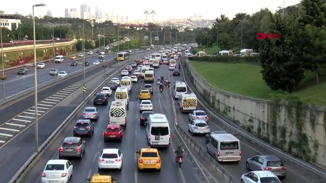 Okullar açıldı, trafik yoğunluğu yaşanıyor