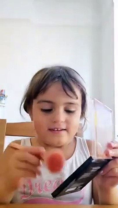Tuto de maquillage.. d'une fillette de 8 ans !