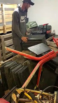 Trop fort cet ouvrier.. s'effondre sous le poids des ardoises