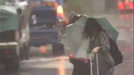 "فاكساي" يضرب اليابان: مقتل امرأة وإلغاء عشرات الرحلات الجوية