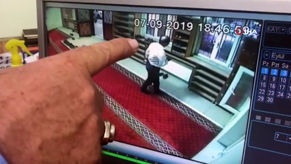 Camide ayakkabı hırsızlığı kamerada