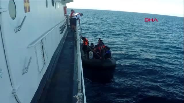 İzmir dikili ve karaburun açıklarında 203 kaçak göçmen yakalandı