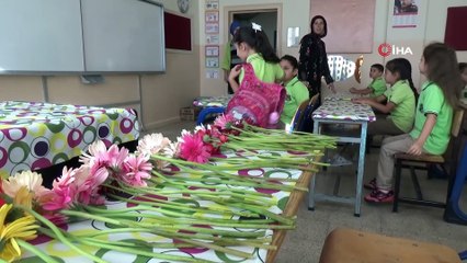 Sel felaketinde hayatını kaybeden öğrencilerin masaları çiçeklerle süslendi