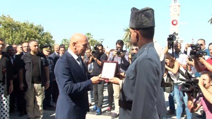 - Atlı süvariler Konak Meydanı'nda