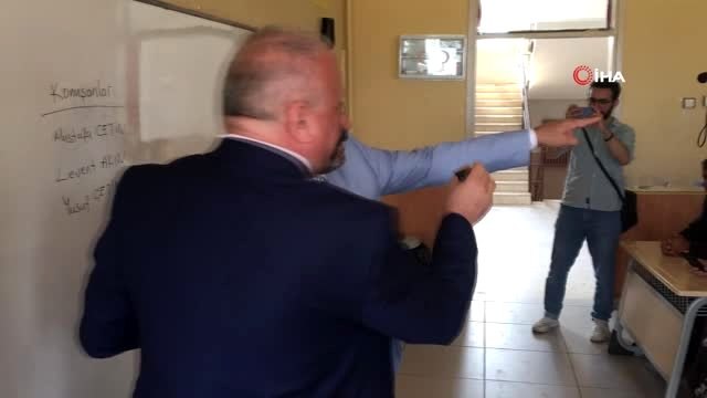 İlçe Milli Eğitim Müdürü sınıf başkanı oldu, tahtaya konuşanları yazdı