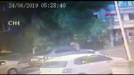 Kadıköy'deki dikiz aynası hırsızı güvenlik kamerasına yakalandı