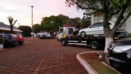 Bandidos abandonam carro furtado após combustível acabar