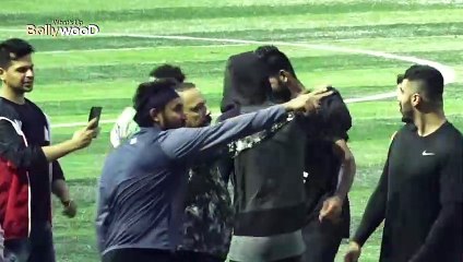 Ranbir Kapoor busy in clicking selfie with fans as Arjun waits patiently