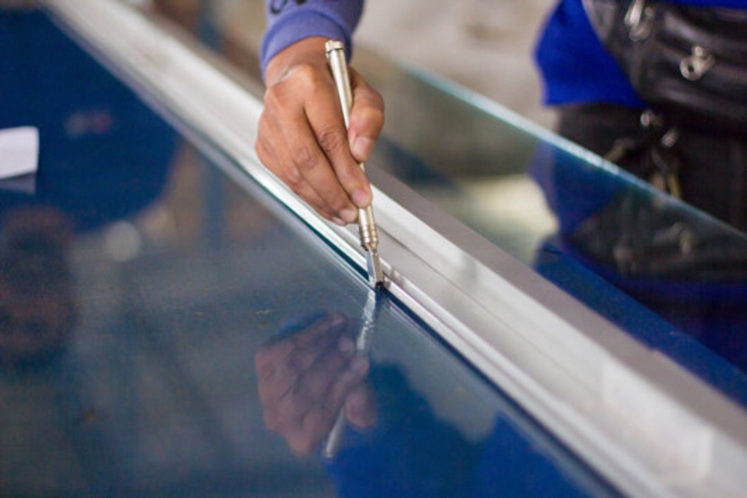 Wie wechselt man ein kaputtes Fenster selbst?