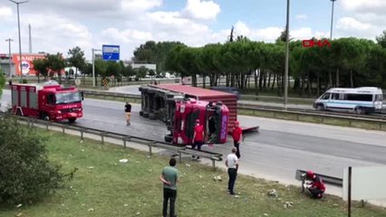 Sakarya demir yüklü tır devrildi, yol ulaşıma kapandı