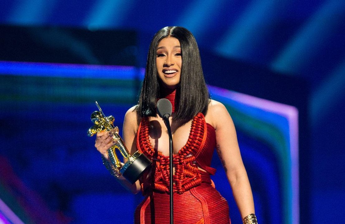 Cardi B ataca sin piedad a quienes critican sus operaciones estéticas