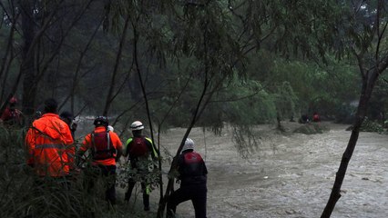 Una mujer es tragada por una alcantarilla anegada por una inundación en México