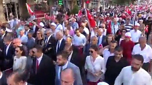İzmir'in kurtuluş töreninde 350 metrelik Türk bayrağı taşındı