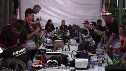 Teknoloji Festivali'nde dronelardan ay-yıldızlı gösteri