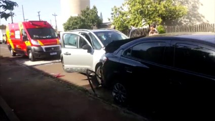 Aircross atinge Prisma estacionado na Rua Ponta Grossa, no Gramado