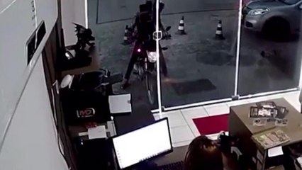 Un motard fait un burn pour essayer d'impressionner une fille