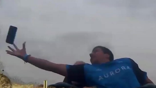 Il attrape un iPhone X volant dans des montagnes russes