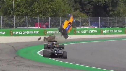 Le pilote Alex Peroni fait littéralement décoller sa monoplace dans les airs