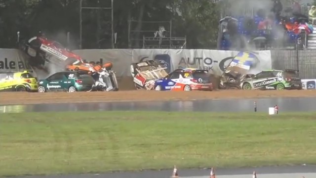 Énorme carambolage qui implique 11 voitures lors de la Citroën DS3 Cup 2019