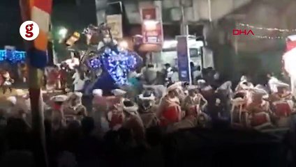 Sri Lanka'da filler kalabalığın arasına daldı