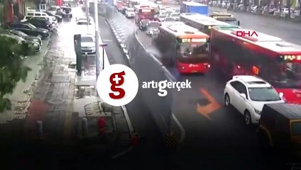 Çin'de metal bariyer, çocuk ve kadınların üstüne devrildi