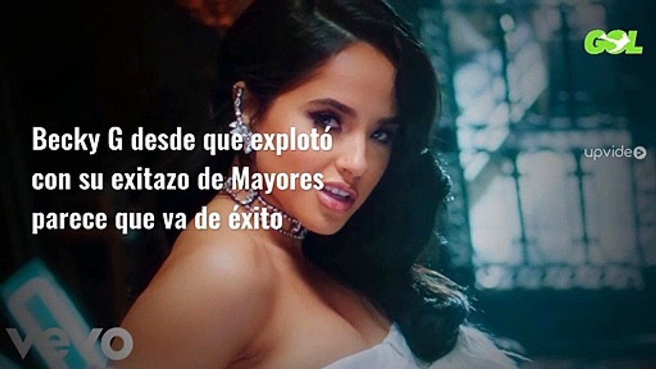 El selfie de Becky G en bikini (y ojo a lo que se ve en el cristal)