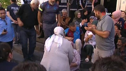 - Bakan Selçuk, HDP önünde eylem yapan aileleri ziyaret etti