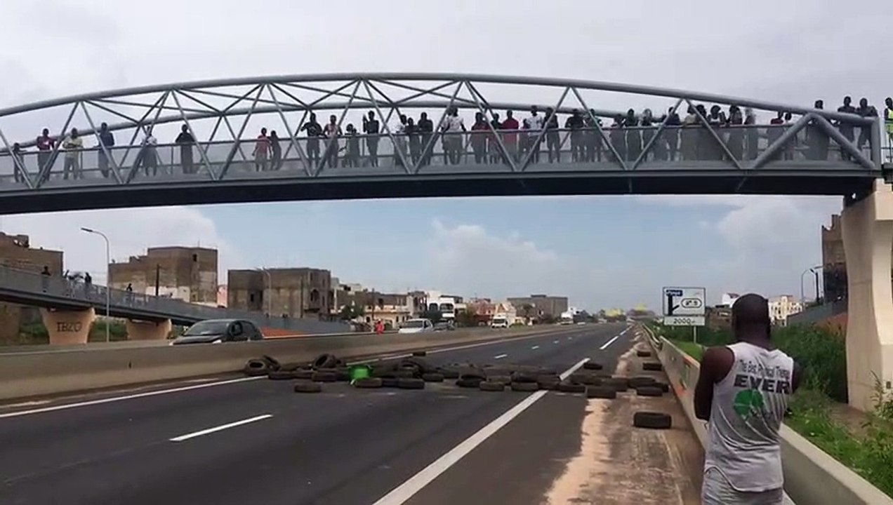 INONDÉS PAR LE CANAL DU PÉAGE:  Les populations de Toll Diaz bloquent l'autoroute