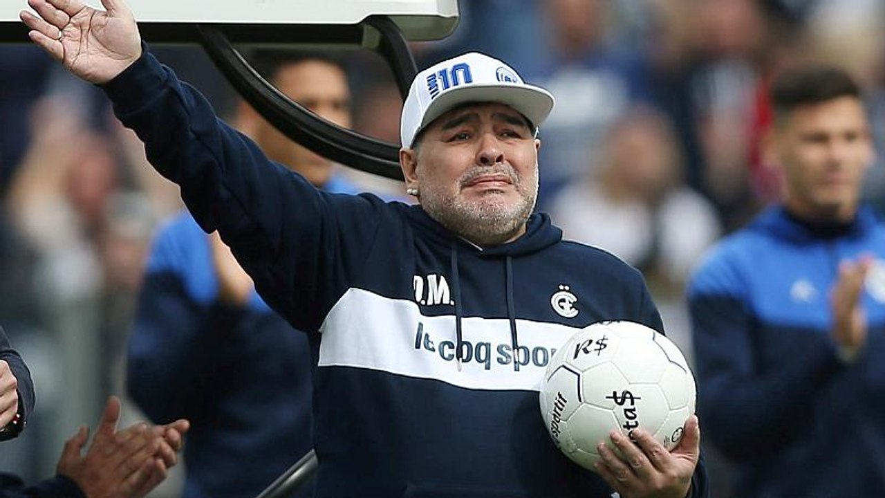 Emoción en el fútbol argentino ante el enésimo regreso de Maradona, en su versión entrenador