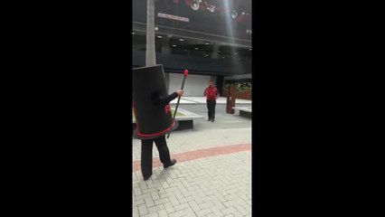 Vestido de Cartola, torcedor do Athletico é a alegria da Arena