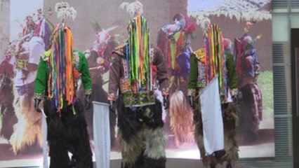 Una muestra sobre el colorido y la diversidad de las vestimentas indígenas de Bolivia