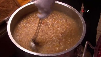 - Tarihi Mısır Çarşısı'nda 1 saatte 20 bin kişiye aşure ikram edildi