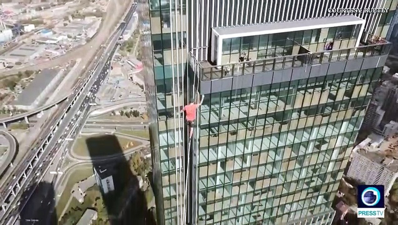 Marche en équilibre entre les gratte ciels de Moscou : record du monde