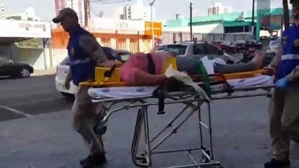 Mulher é socorrida pelo Corpo de Bombeiros após sofrer queda