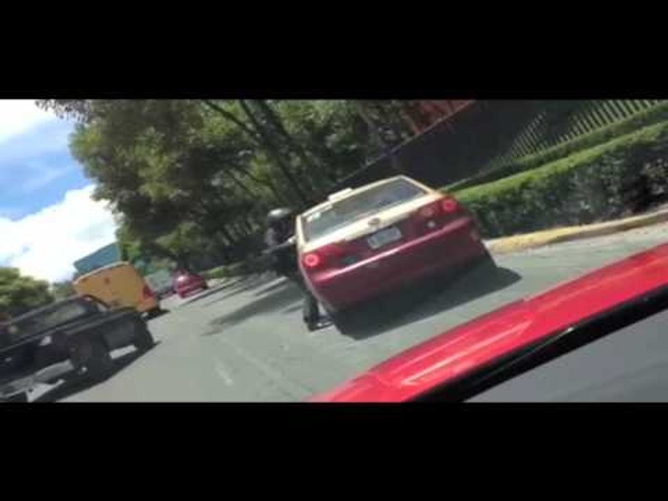 Motociclista agrede a un taxista en Santa Fe