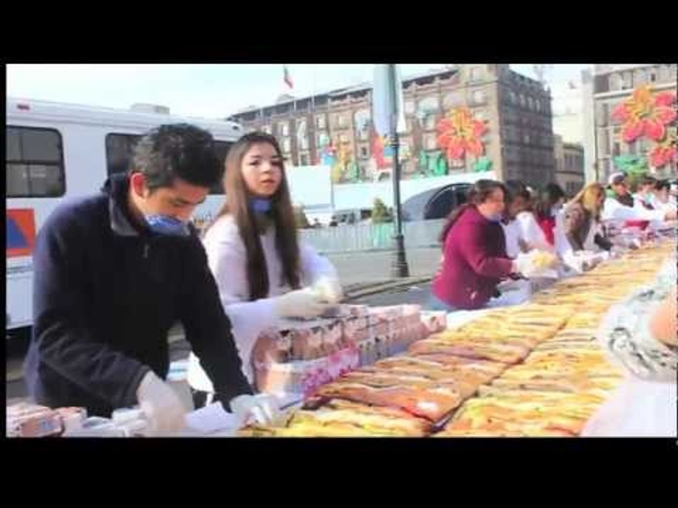 Capitalinos pelean por rosca en el Zócalo