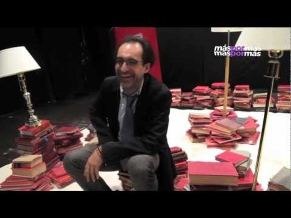 Mil libros y 2 toneladas de arena fina en escena