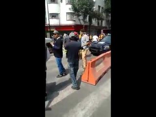 Automóvil cae en zanja tras atropellar a una mujer en Bucareli