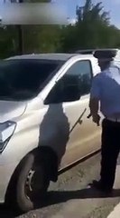 Download Video: Grosse honte pour ce  policier qui n'arrive pas à casser une vitre de voiture