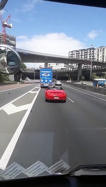 Ces parents  laissent leur enfant debout à l'arrière de leur voiture décapotable... Très dangereux