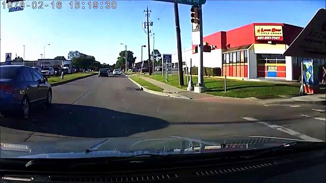 En pleine dispute, une femme pousse son mari sous une voiture. Drame évité de peu