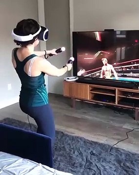 Elle joue en VR à un jeu de boxe et c'est juste tordant