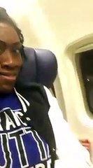 Elle découvres les pieds de son voisin sur son accoudoir dans l'avion... Hilarant
