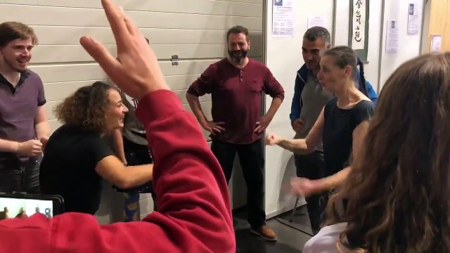 Le chifoumi, ce jeu pratiqué par une troupe de théâtre pour s'échauffer devient un sport.