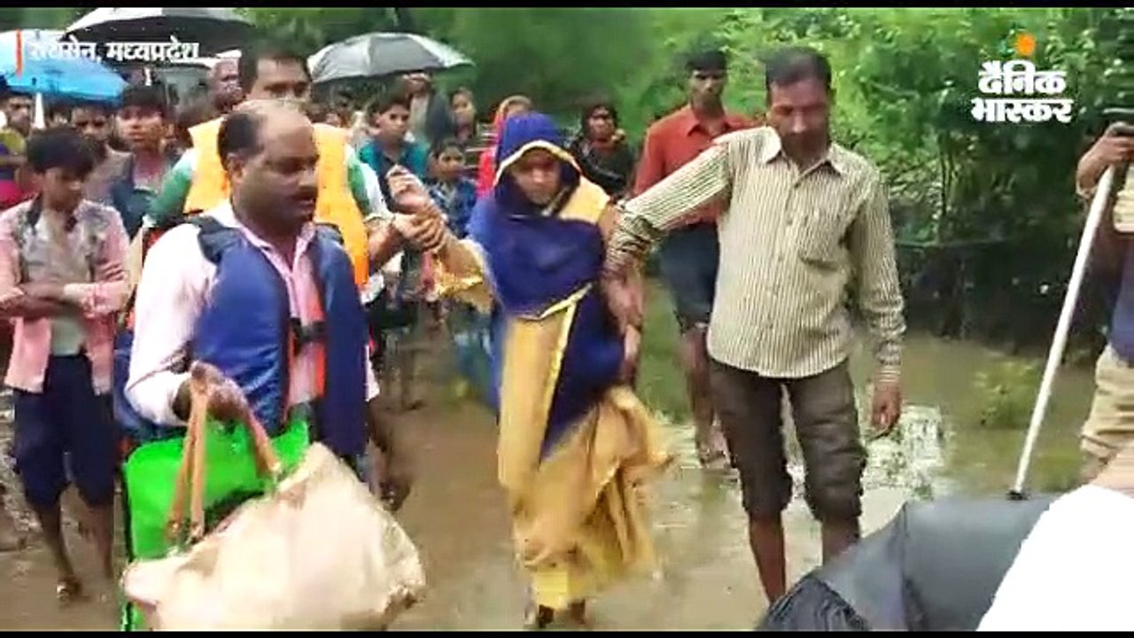 रायसेन में बाढ़ से घिरी गर्भवती महिला को रेस्क्...