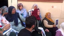 HDP'liler ile oturma eylemi yapan aileler arasında gerginlik...Oturma eylemindeki anne sinir krizi geçirdi